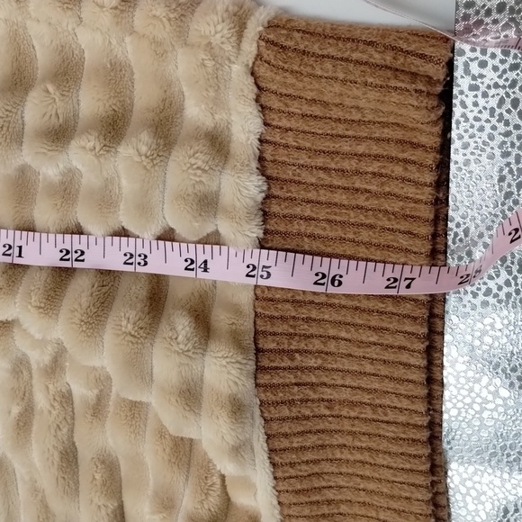 Ces Femme fuzzy teddy texture V-neck top size small oversized, beige and tan - Picture 8 of 11